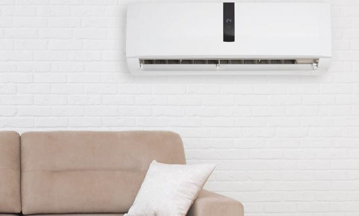 Un aparato de aire acondicionado funcionando en el interior de una vivienda