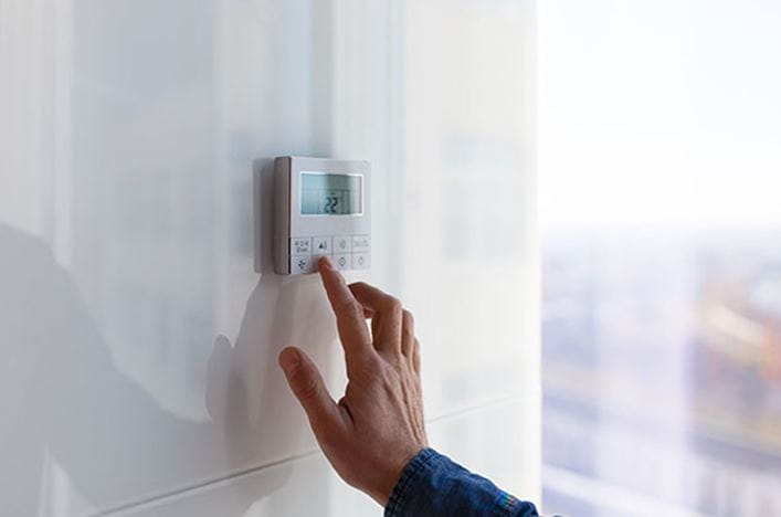 Cliente de HomeServe ajustando la temperatura de su hogar | HomeServe