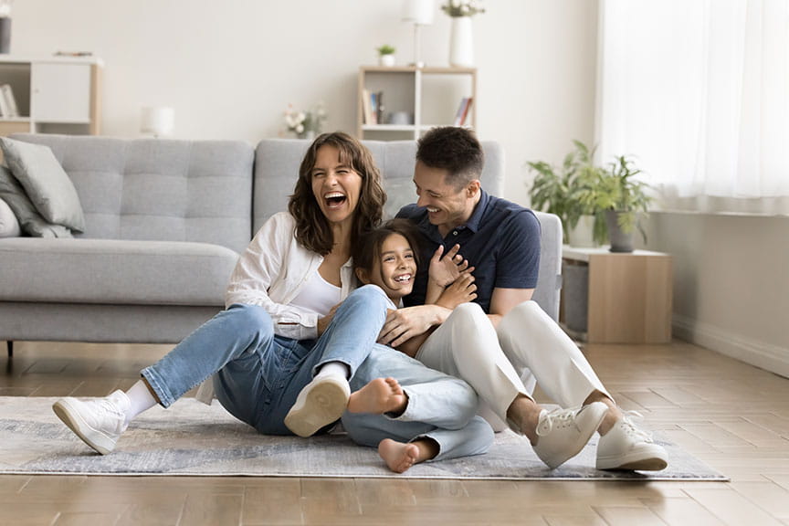 Familia en el salon de casa 