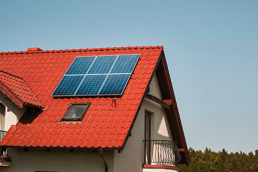 Paneles solares en el tejado de casa 