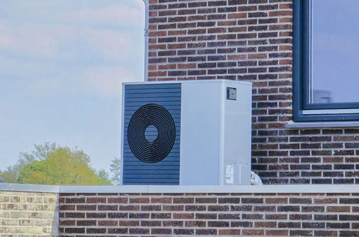 Unidad de bomba de calor  instalada al aire libre en un hogar