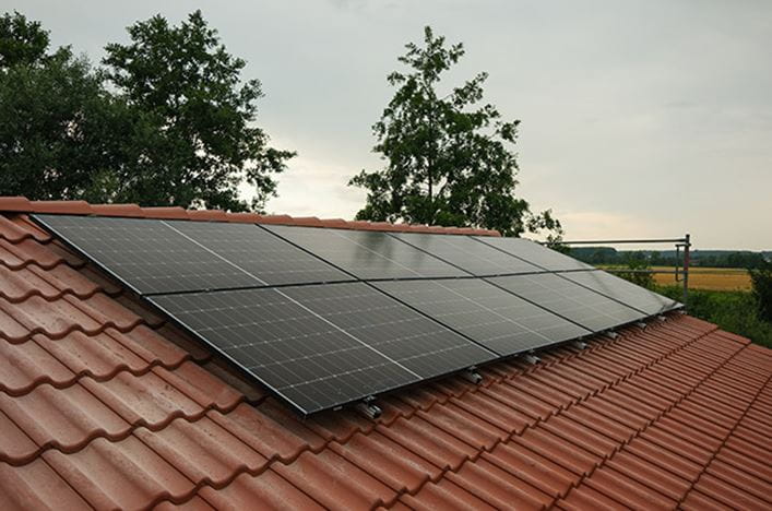 paneles-solares-funcionando-en-dia-nublado