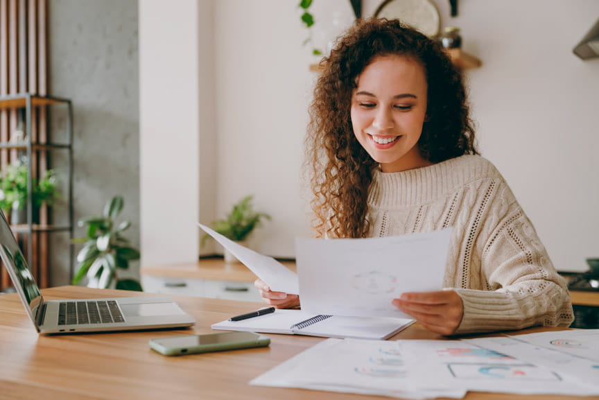 uso-eficiente-de-la-energia-mujer-con-ordenador-y-luz-natural