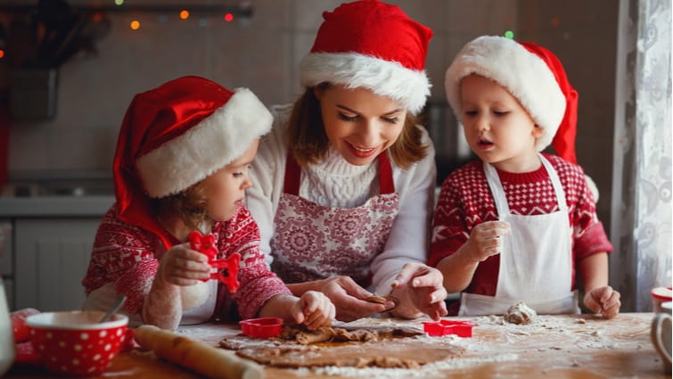 Familia cocinando en Navidad