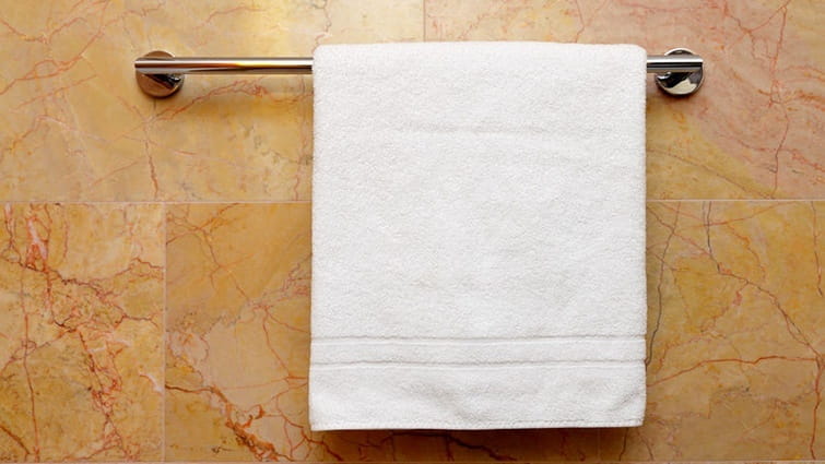 Cómo colocar los accesorios del baño sin taladrar | HomeServe Blog