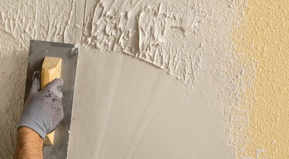 Cómo tapar agujeros en paredes y techos, antes de pintar