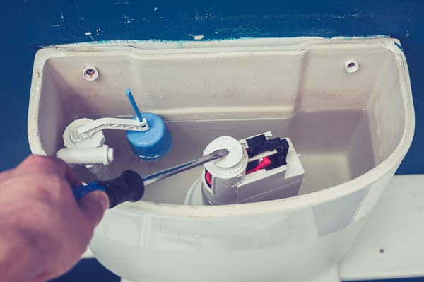 Cómo arreglar una cisterna del WC rota? - Servei Estació